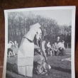 fotografie, n�pis �kolen� C.O. v z�mku Choltic�ch asi v r. 1964