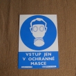 Plastov� cedule, Vstup jen v ochrann� masce.