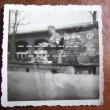 Fotografie n�meck�ho vojaka RAD v ruce dr�� z�ejm� francouzkou masku.